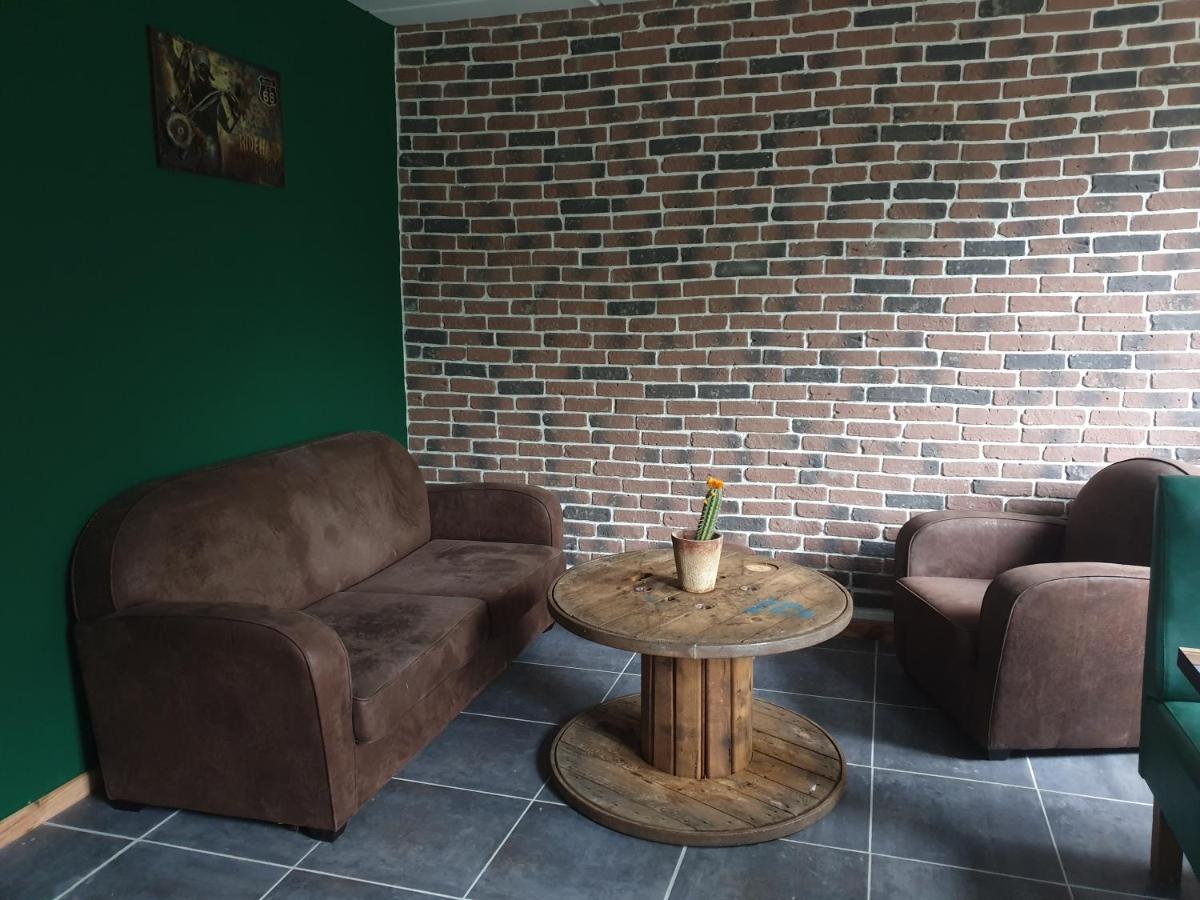 Sas Road Runner Cafe Bed and Breakfast Égliseneuve-dʼEntraigues Εξωτερικό φωτογραφία